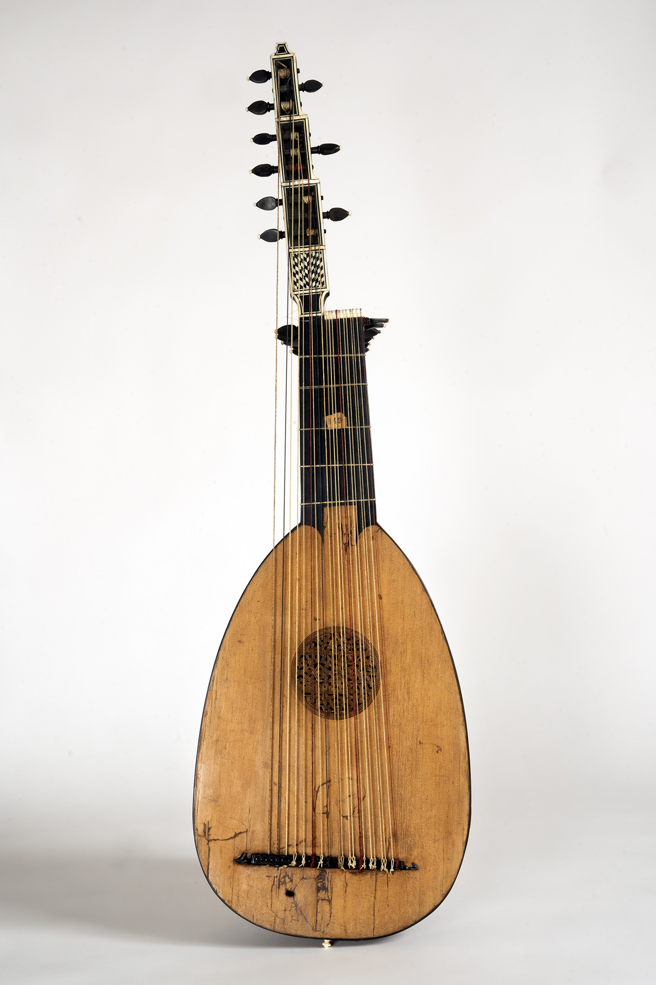 liuto-tiorbato-con-marchio-sm-fine-sec-xvi