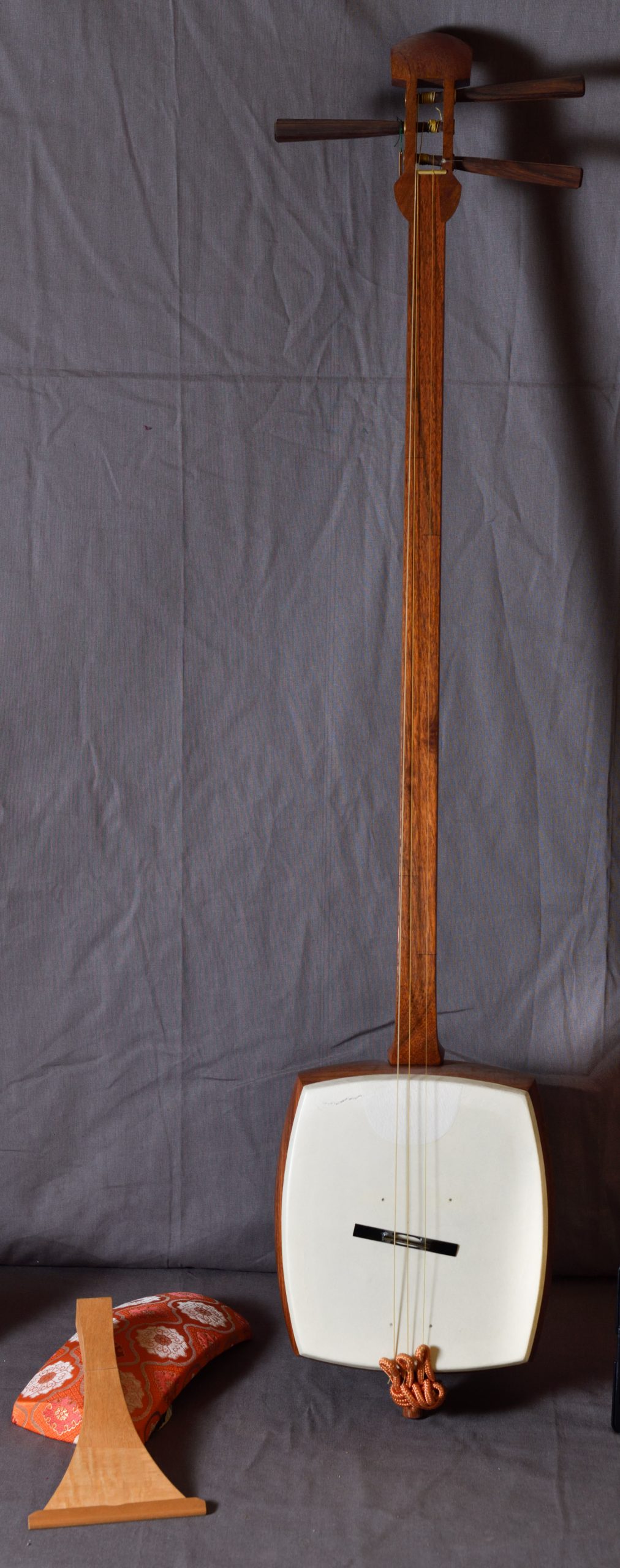shamisen-liuto-a-manico-lungo-a-pizzico